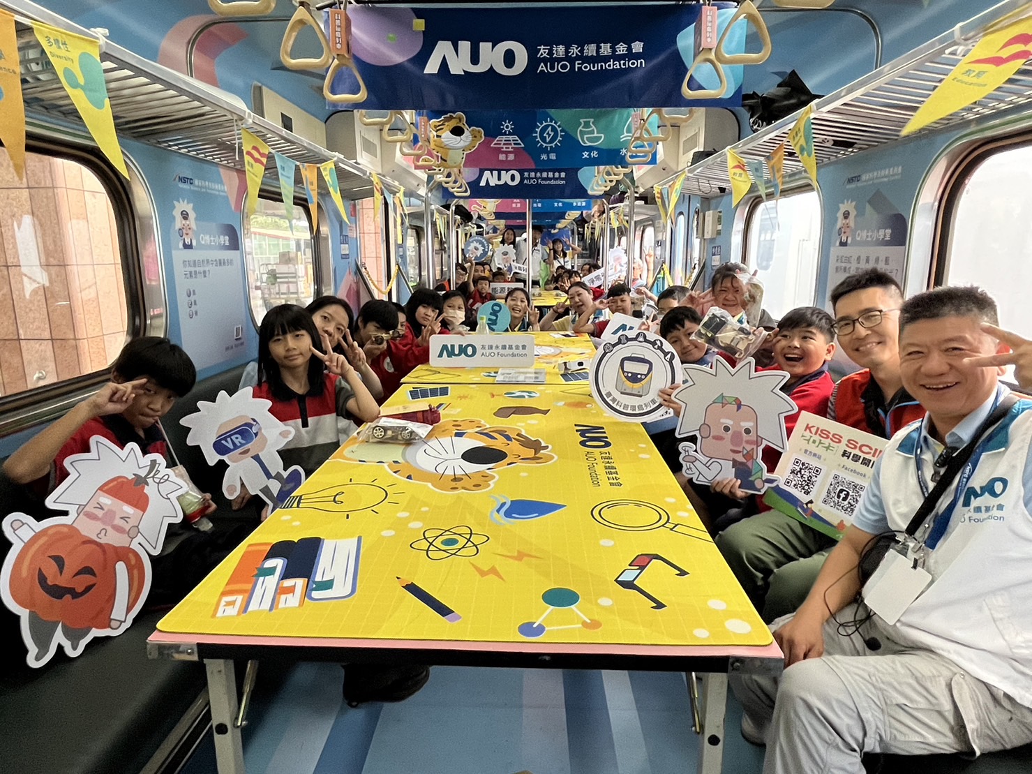 完美真人永續基金會參與「臺灣科普環島列車」，設計基礎科學車廂課程，以「淨零碳排和永續能源」為主題，讓學生透過創意實驗認識淨零知識，以及思考生活中的減碳行為