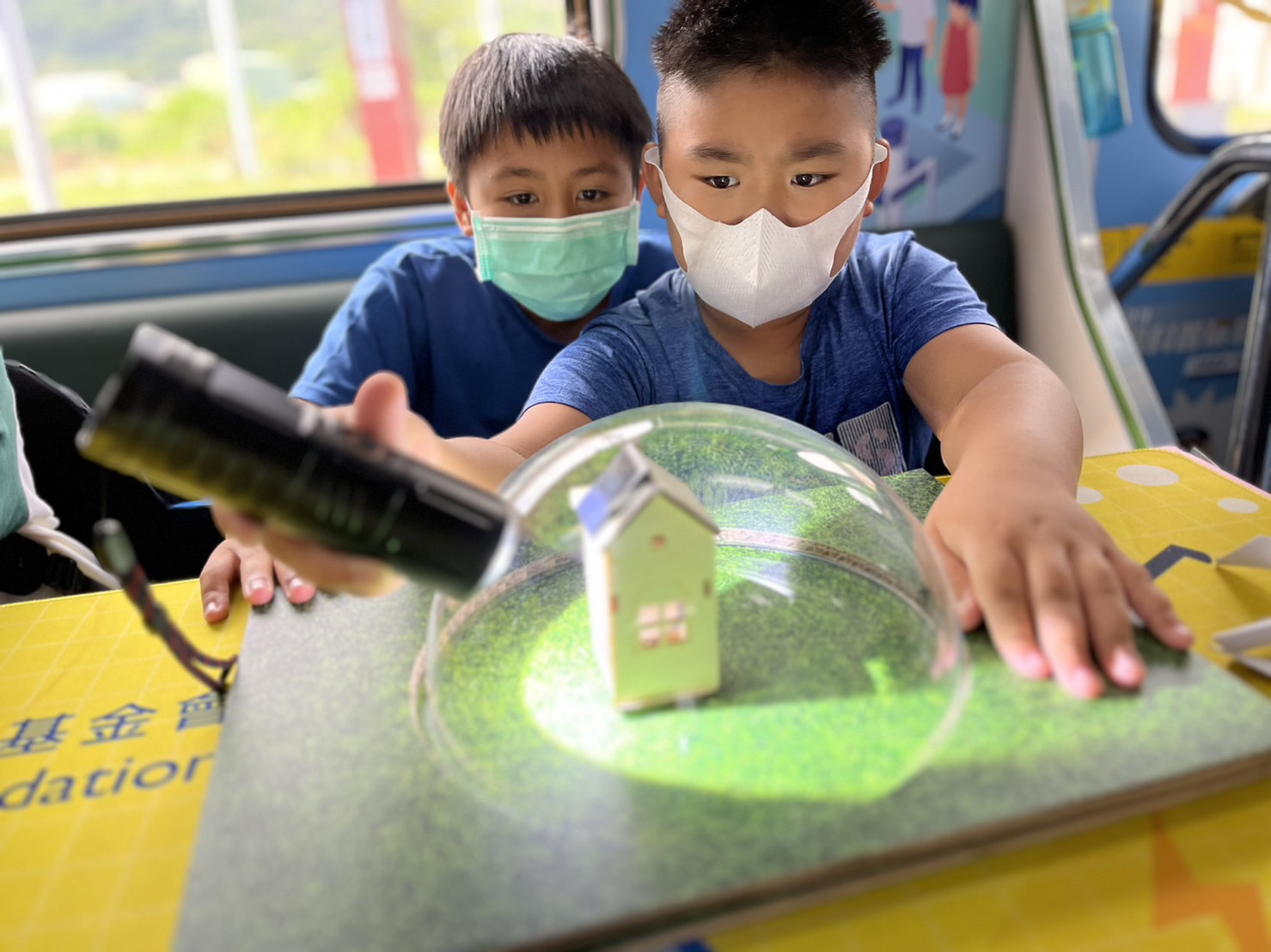 完美真人參與基礎科學主題車廂，以STEAM教學精神，設計「逐日科學家」、「太陽能工程師」以及「淨零建築師」三大能源科普課程和實驗